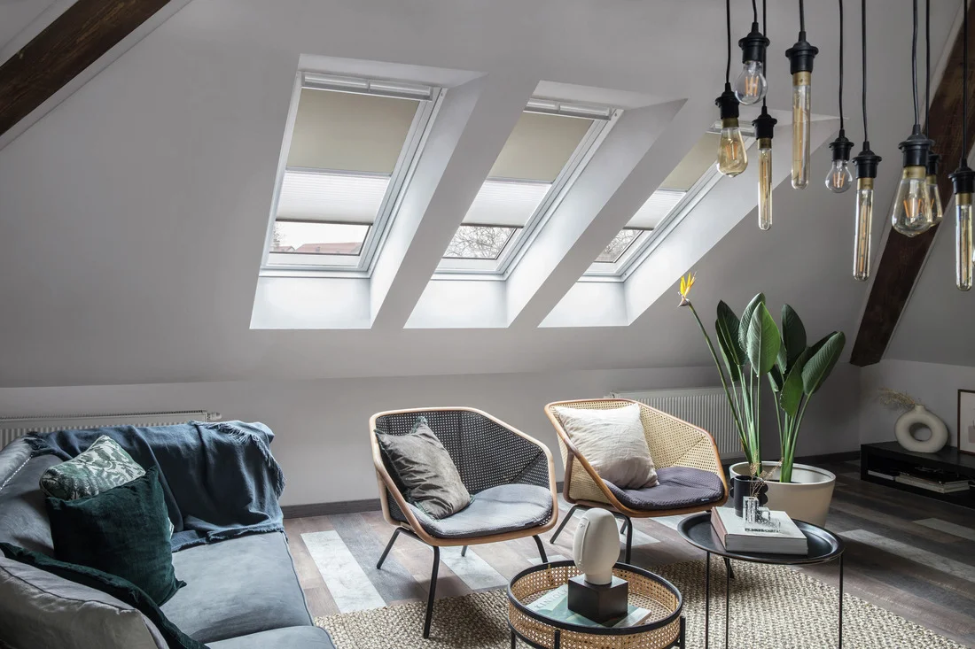 VELUX duo verduisterend rolgordijn met wit plisségordijn in een slaapkamer