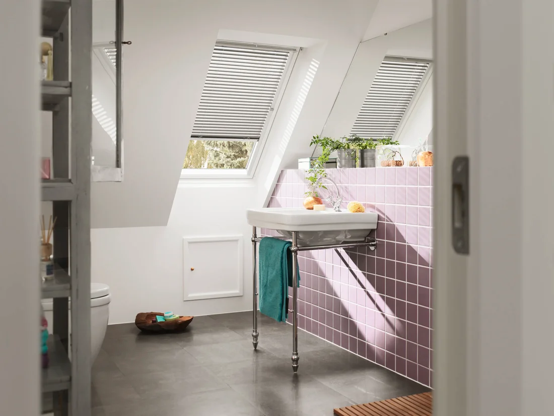 VELUX jaloezie op een dakraam in een badkamer