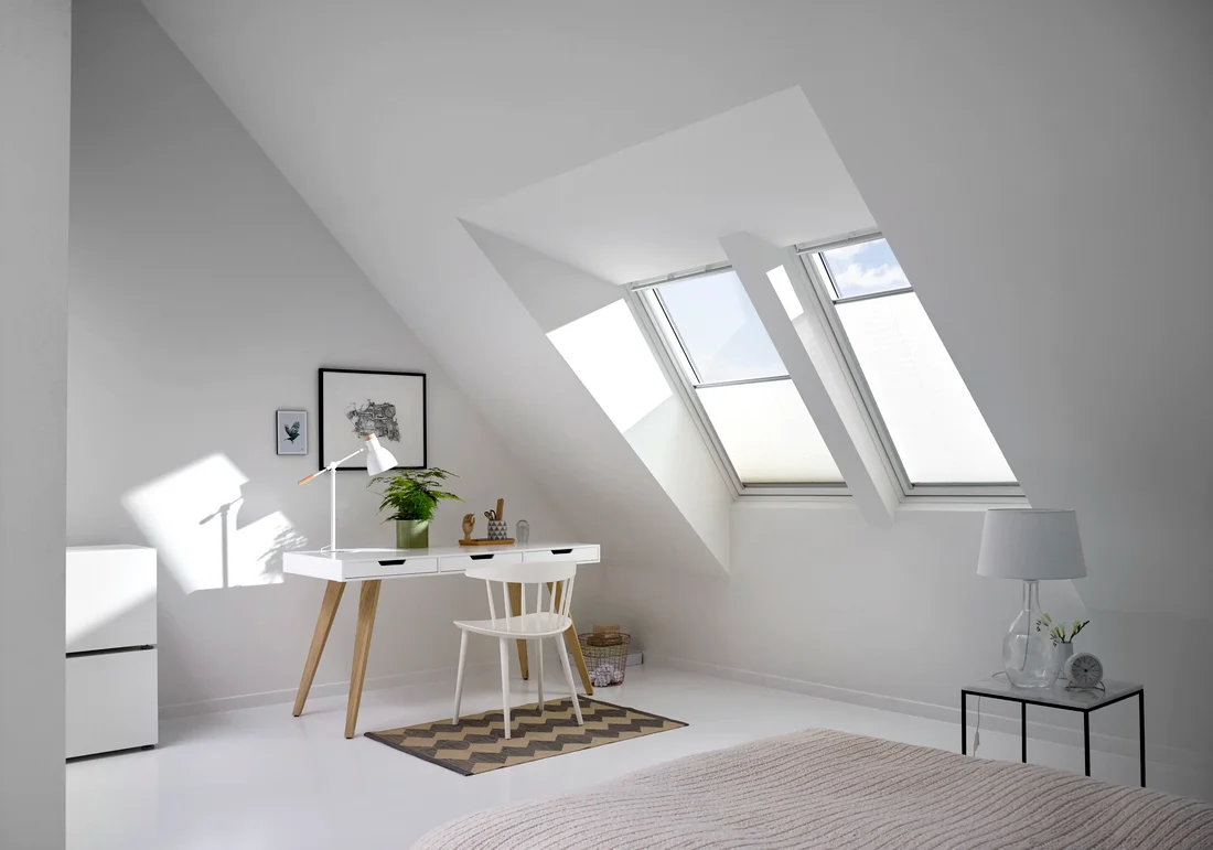 VELUX plisségordijn op een dakraam in de woonkamer