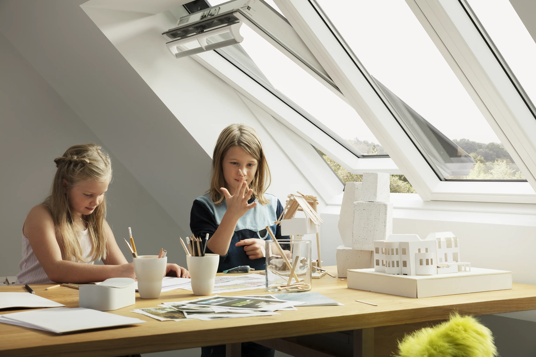 Daglichtinval van een VELUX 3-in-1 daglichtsysteem in een zolderkamer