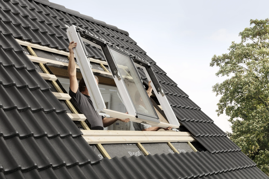 Montage van een VELUX 3-in-1 daglichtsysteem op een pannendak