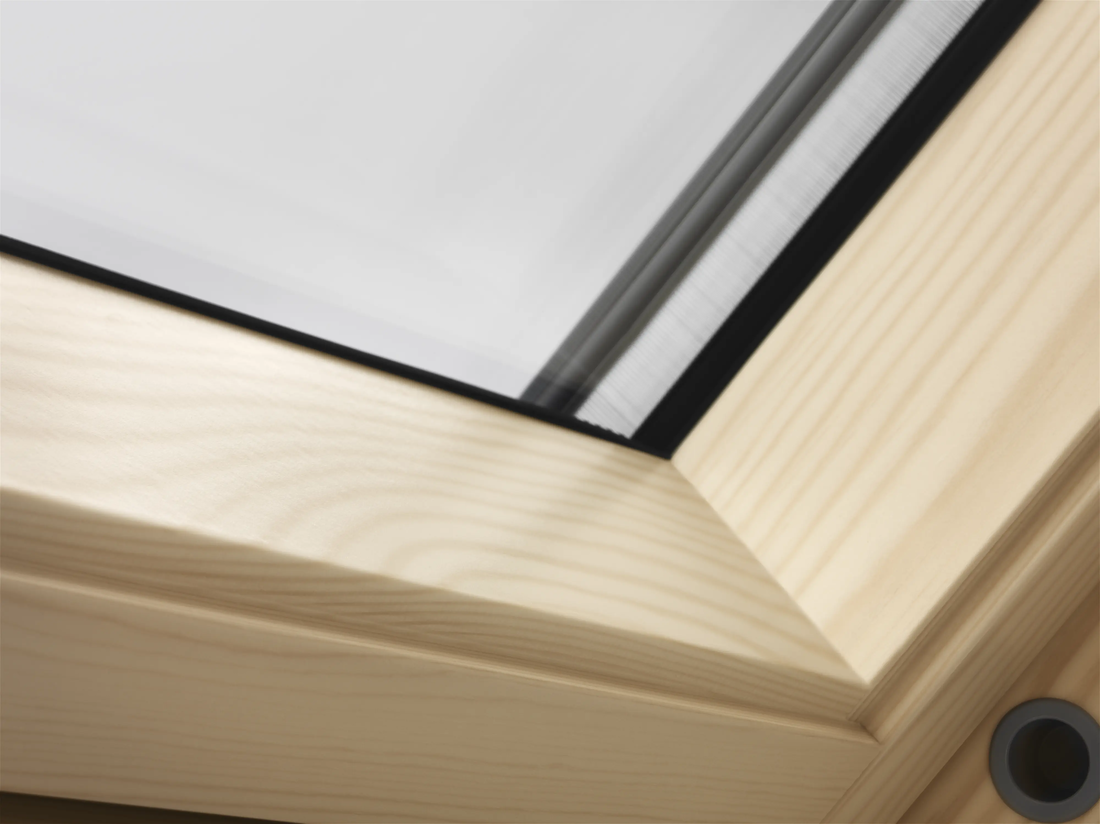 Houten VELUX dakraam, detail kozijnhoek
