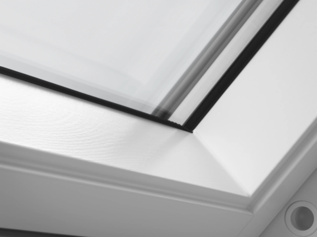 Wit afgelakt VELUX dakraam, detail kozijnhoek