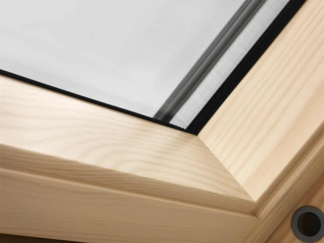 VELUX GGL tuimelvenster blank grenenhout, detail kozijnhoek