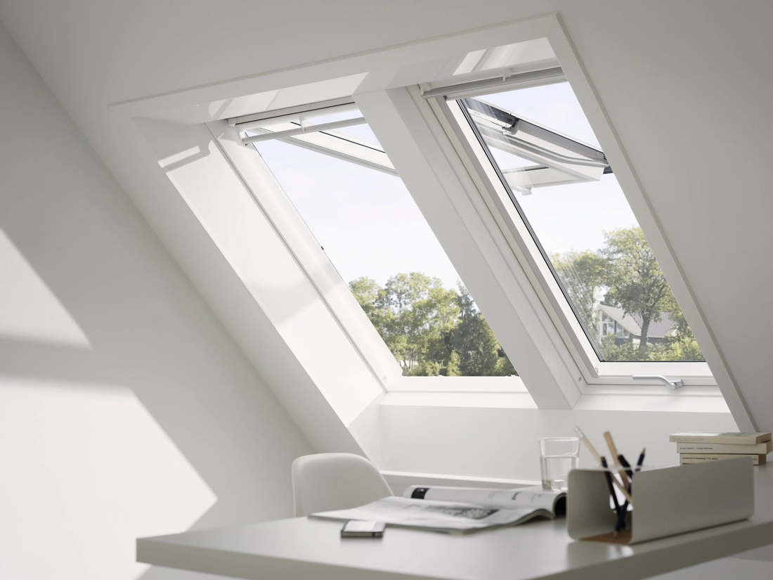 VELUX GPU uitzettuimelvensters kunststof, twee ramen boven een werkplek