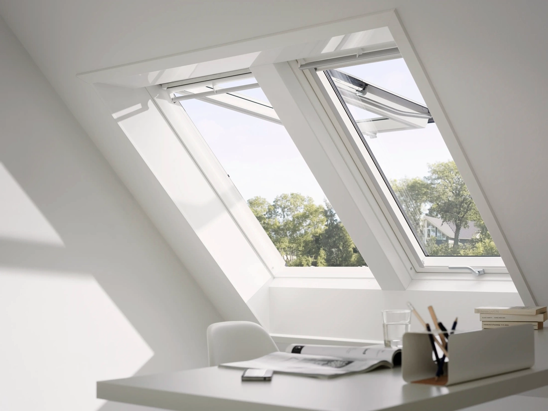 VELUX GPU uitzettuimelvensters kunststof, twee ramen boven een werkplek
