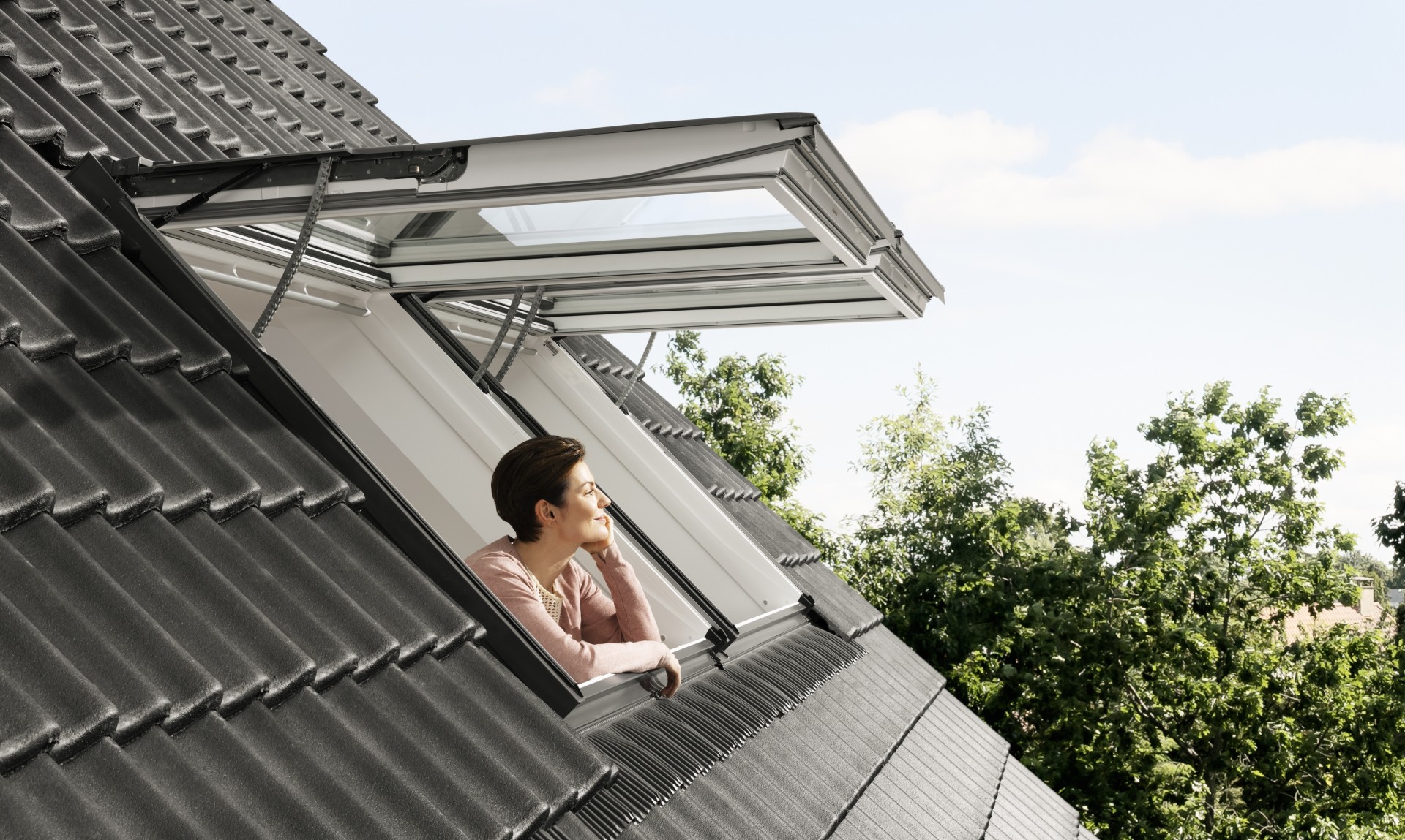 VELUX uitzettuimelvenster buitenaanzicht, raam geopend naar buiten